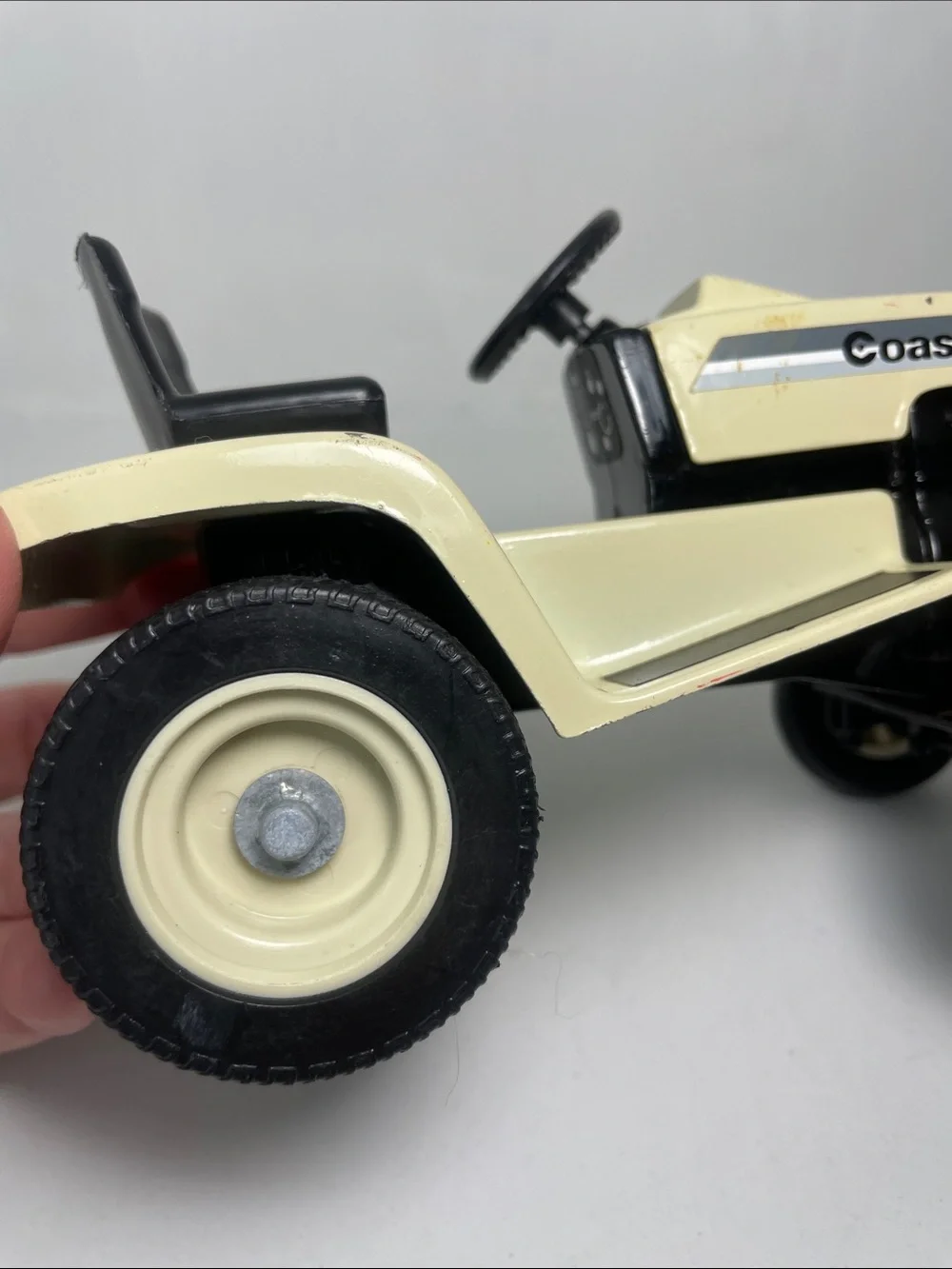 ERTL COAST TO COAST LAWN & GARDEN TRACTOR  1:12 MODEL TOY 1988